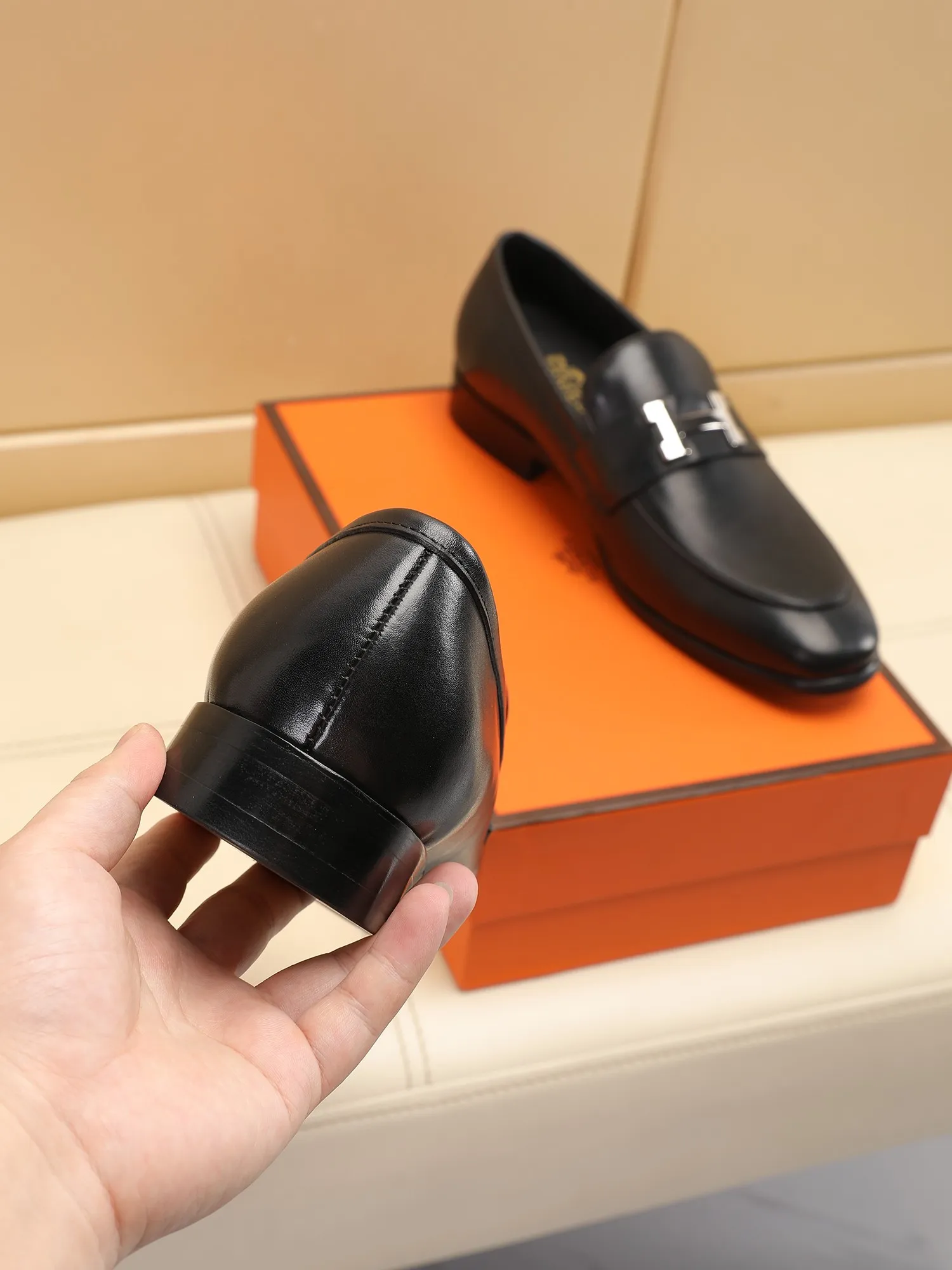 Factory price 460💶[HERMES] (cowhide lining)🍀Italian top luxury🍀He does not pursue novel styles and gorgeous colors, but attracts the favor of successful men with his flawless, elegant and classic style! This very, very comfortable, simple and stable style makes it easy to match any style! The pattern is absolutely 1:1 refined from the original case, and we strive for excellence in materials, imported cowhide + cowhide lining💪💪💪extraordinary texture👍! .Code number: 39 to 44 (38.4546 customized)